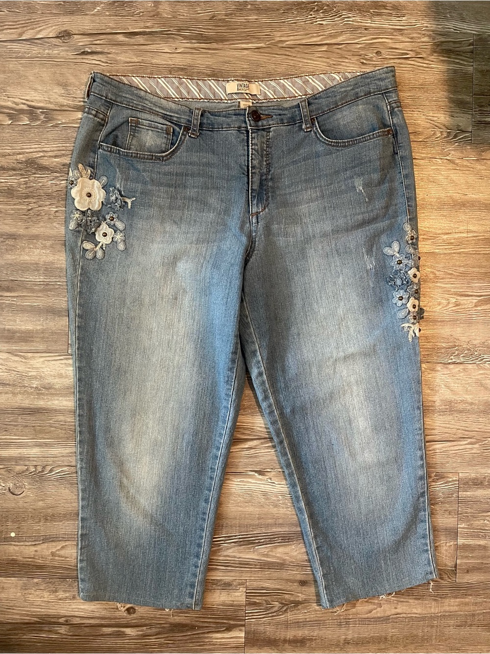 Vintage America : Floral Appliqué Capri Jeans!!